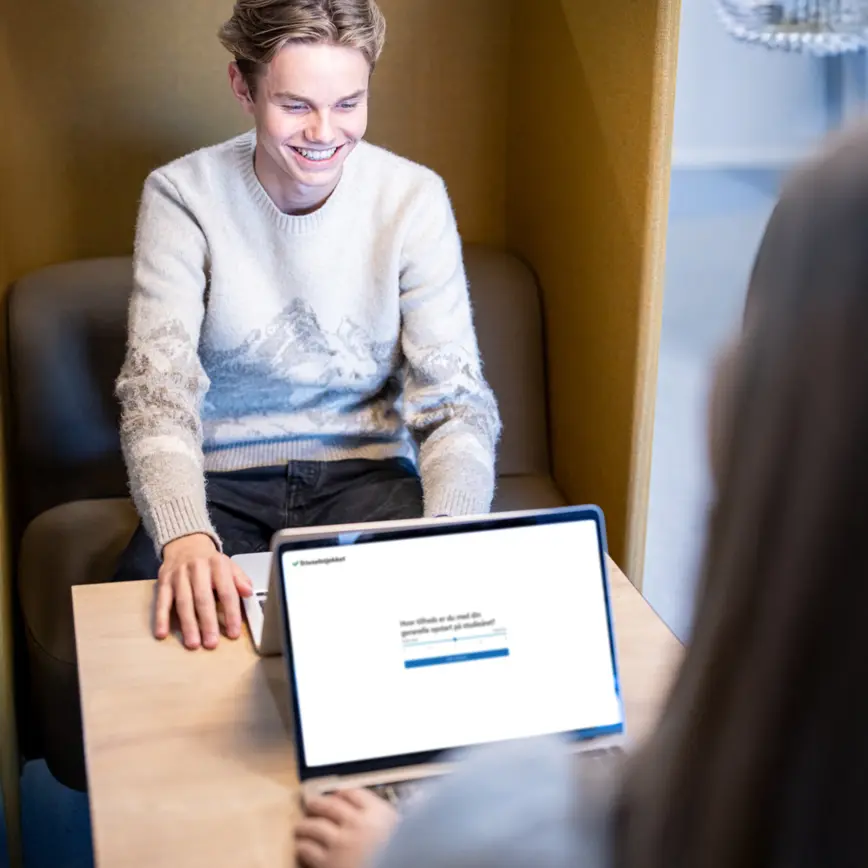 To elever ved et bord